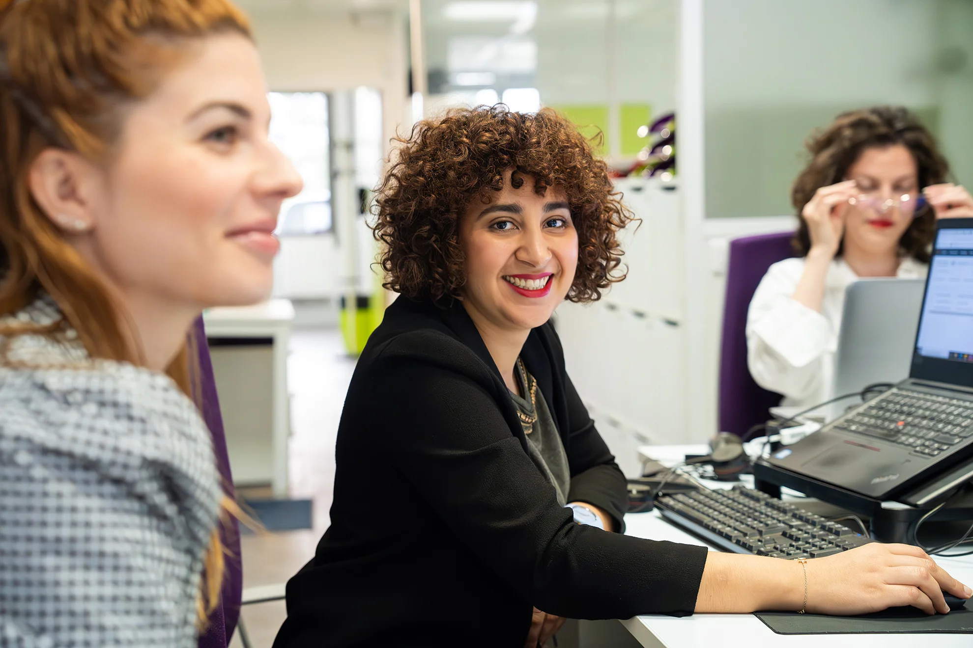 Collègue qui prend plaisir à travailler