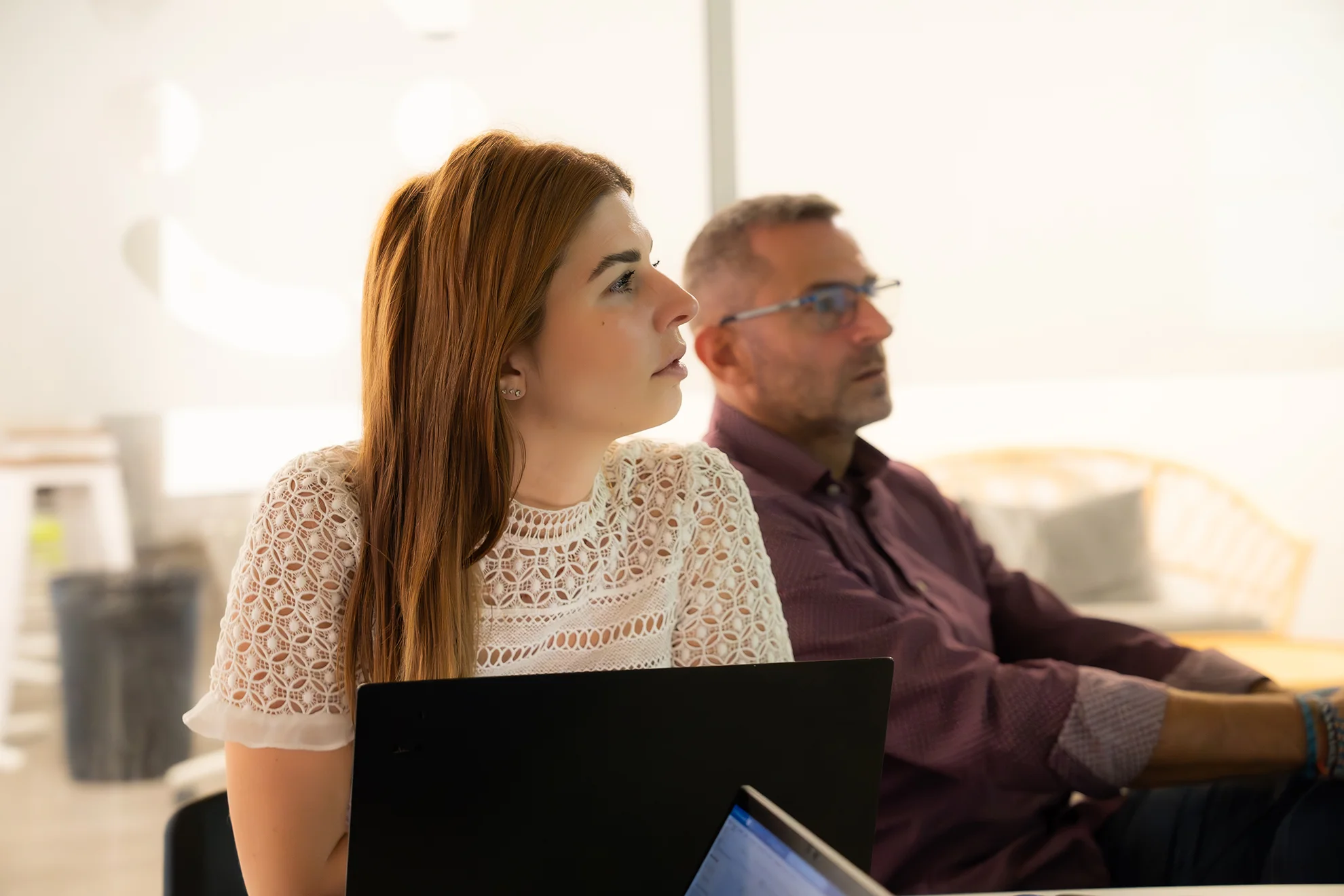 Collègues qui regardent le powerpoint