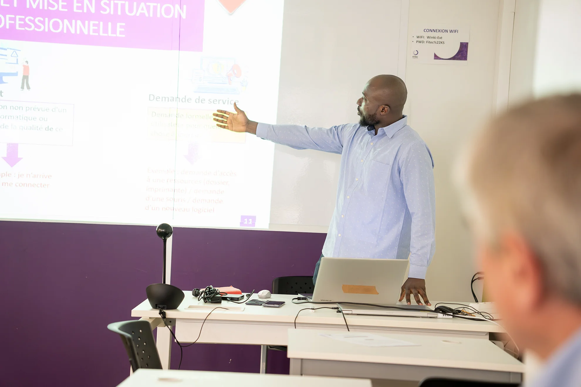 Stagiaire en pleine présentation de sa soutenance